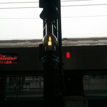 小樽駅ホームのレトロなランプ
