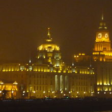 重厚感溢れるビル群の中でひときわ美しい