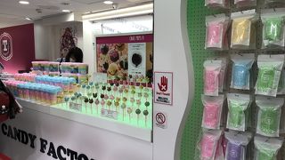 外国人観光客が多いですが、普通の綿あめです