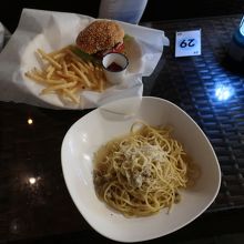 ハンバーガーとアサリのパスタ