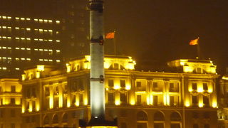 遊歩道南端に建つ細身のタワー