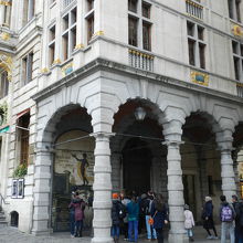 グランプラス星の館とセルクラース像