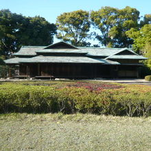皇居東御苑の二の丸公園内にある諏訪の茶屋です。風雅の趣があり