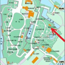 皇居東御苑二の丸庭園の中にある諏訪の茶屋です。静かな場所です