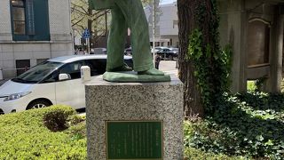 横浜情報文化センターの前にあります。