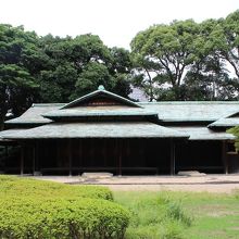 緑の樹々に囲まれた諏訪の茶屋です。静かで落ち着いた感じの場所