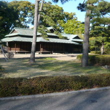 松の樹の枝が垂れ下がり、諏訪の茶屋の風雅さを引き立たせている