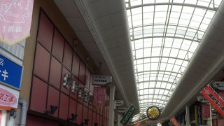 商店街の大半がシャッター通りになっているがここは頑張っている