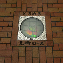 煉瓦風の道、足元には1番街の花”元町ローズ”