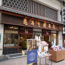 瓦せんべいの元祖「亀井堂総本店元町商店街本店」
