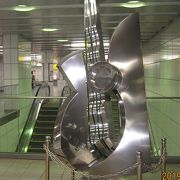 駅のコンコースにあるモニュメントは何でしょうか？