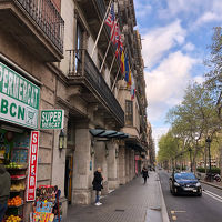 2階に旗が立っている入口。隣は小さいスーパーマーケットです。