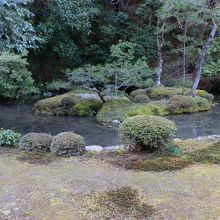 鎌倉時代末の代表的池泉廻遊式庭園です。