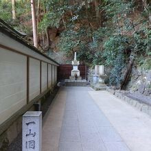 　奥に「一山国師塔」があります。