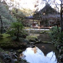 対岸から見た「方丈」と言われる建物です。