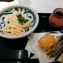 ぶっかけうどんにかしわ天とナス天ぷら