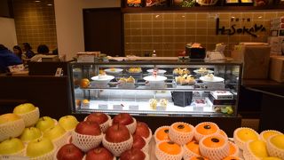 デパ地下高級フルーツショップでフルーツパフェ
