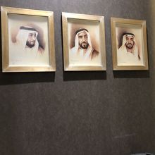 壁には王族の写真