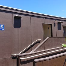 これが荷物受け取り後でたところにあるトイレです。