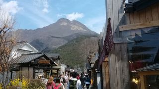 由布院観光のメインストリートは大賑わい