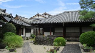 旧元興寺の境内にあります