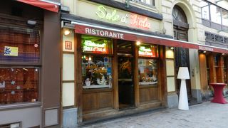 レストランが並ぶ街