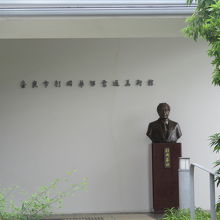 リアルな胸像です