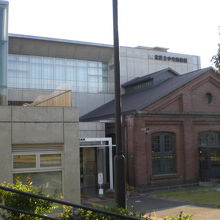 北区中央図書館の北側の様子です。建物の右上に標識があります。