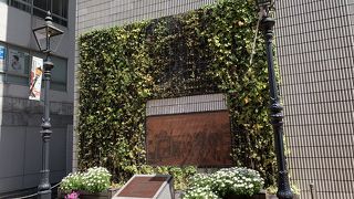 関内ホール正面入口左側にあります。