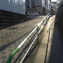 王子稲荷の坂の頂上付近の様子です。南北の広い通りになります。