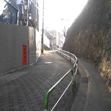 王子稲荷の坂は、緩やかに曲がっています。右側が王子稲荷神社