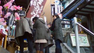 急な階段を上る