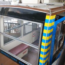 上から降りて来た客が降りている場面です