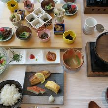 豪華な朝ごはん。味噌汁を鍋で温めます。