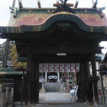 側面にある入口です