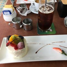 ケーキとアイスコーヒーで145HK$