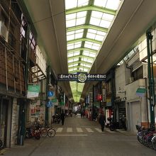 一歩入った商店街です