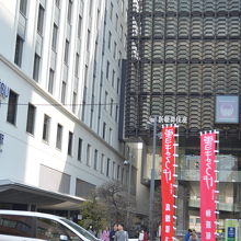 幟がはためく小屋