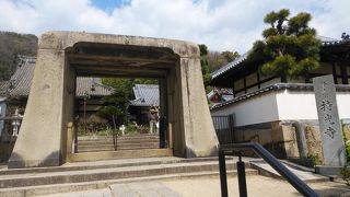 にぎり仏及びあじさい寺と呼ばれる