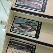 階段に五十三次の浮世絵が…もうすぐ3階、京都三条大橋