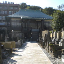 金輪寺の本堂への参道です。両側に、数多く墓石が並んでいます。