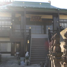 金輪寺の本堂です。一段と高い場所です。山号の額が見えます。