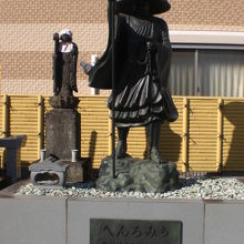 金輪寺の門の傍には、宗派の始祖の像が、高く立てられています。