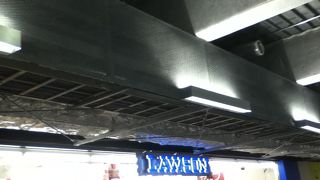 フードコートの向かいにある