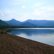 夏場に行ったがかなり混んでいた。透明度の高い湖の湖畔にある素晴らしいロケーション