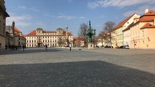 プラハ城の前の広場