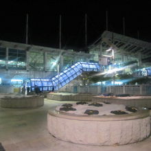 夜の都市鉄道亀浦駅舎の様子