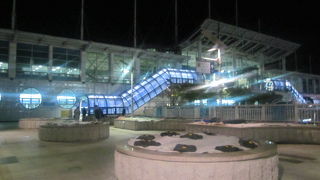 夜間の都市鉄道亀浦駅付近の様子