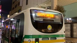 マルイ横、アルシェとの間の道が健ちゃんバスのバス停になっています。