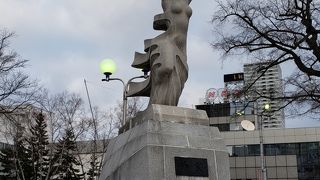 羽ばたきそうな像